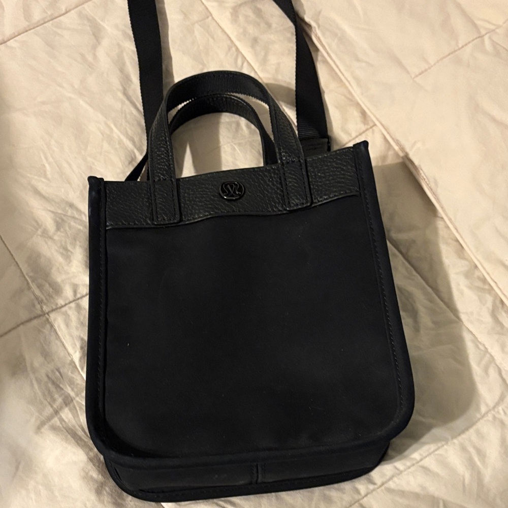 Black Lululemon mini shoulder bag
